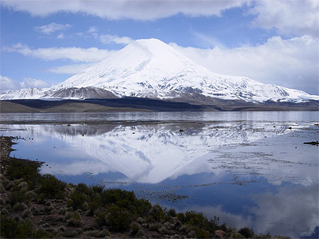 Volcan Parinacota et lac chungara