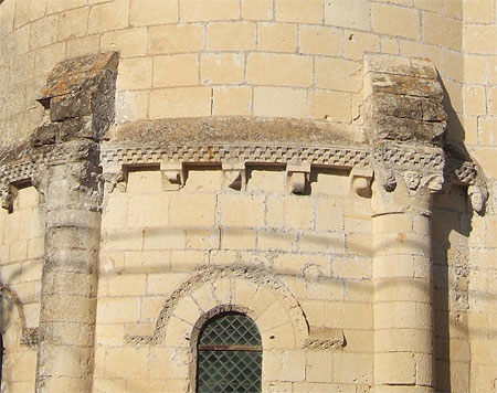 D�tail fa�ade �glise carolingienne du vieux Cravant (XII�S)