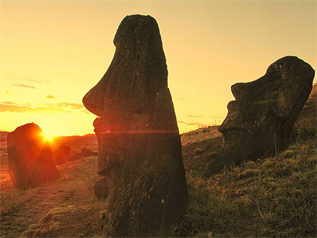 Coucher de soleil sur Rano Raraku