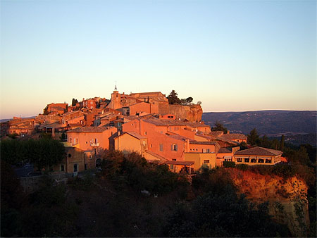 Rousillon encore plus rouge sous le soleil du matin