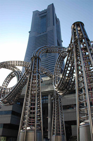 Sculpture devant Tour Landmark