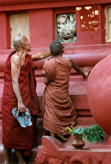 Moines � Bagan. Nuances de rouge.