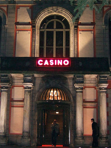 Entr�e du casino de Cauterets