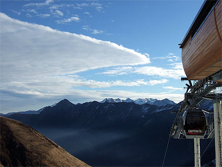 Arriv�e des t�l�cabines � la piste des lys � Cauterets (1850m)