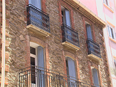 Batisse en pierres et briquettes