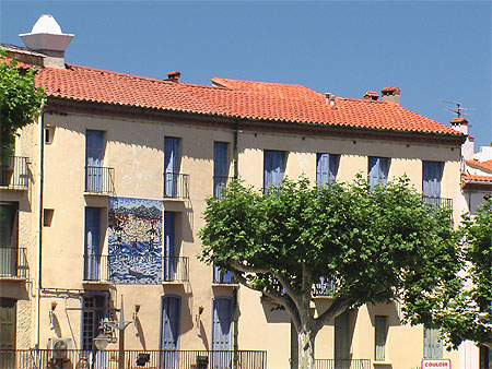 Batisse avec peintures en fa�ade