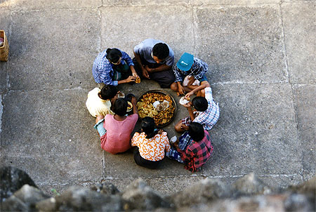 Bagan. Repas en famille