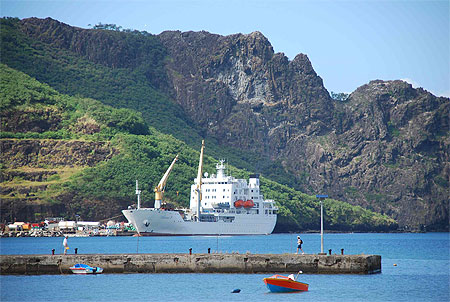 Aranui � l'ancre en baie d'Hatiheu