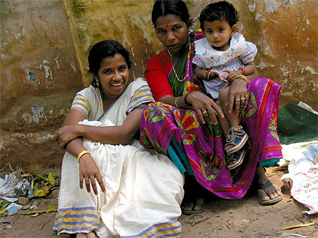 Femmes dans la rue pour Pungala