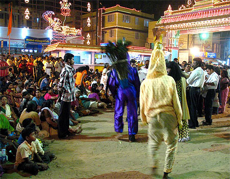 Arriv�e des danseurs au temple