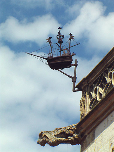 Statuette et reproduction d'un voilier