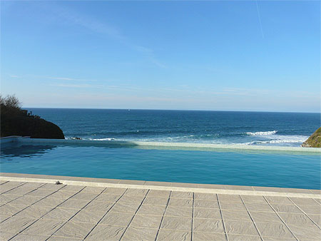 Piscine en bordure de c�te