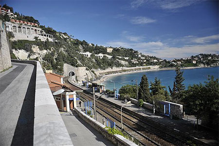 Sous le ballast, la plage !