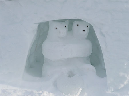 Devant la chapelle de glace