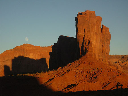 La lune se l�ve sur Monument Valley