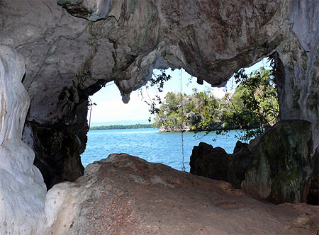 Entr�e d'une grotte des Ha�tises