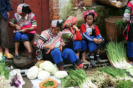 Femmes Yi sur le march� de ShengCun aux environs de YuanYang (Yunnan)