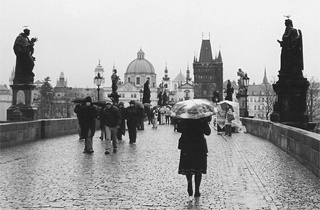 Pont Charles sous la pluie