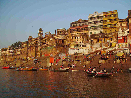 Les ghats au lever du soleil