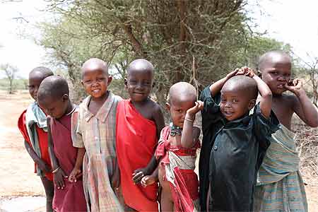 Enfant massa� dans un village