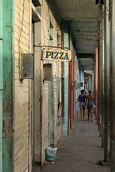 Sous les arcades de Baracoa