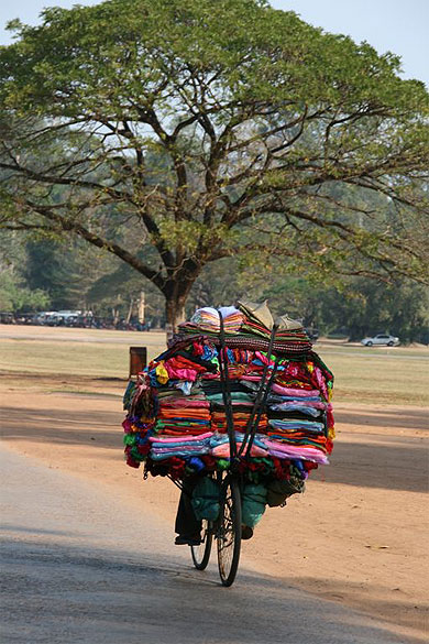 Marchand de tissus � Angkor