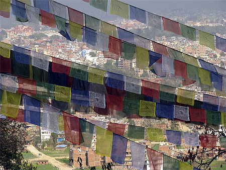Drapeaux de pri�res avec Kathmandu en fond