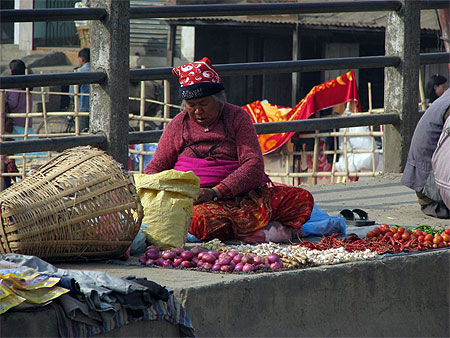Vendeuse au bord d'une d'une route � Kathmandu