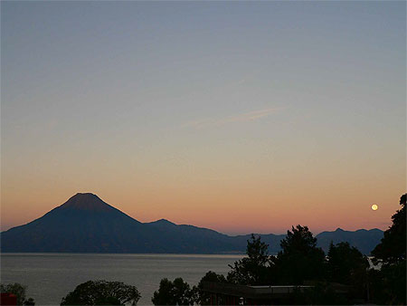 Lever de soleil sur le lac