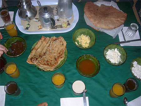 Petit d�j...... au g�te d'Etape de Bou-Tharar/Tamalout
