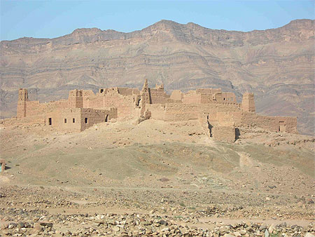 Vieilles kasbahs dans la vall�e du Dra�