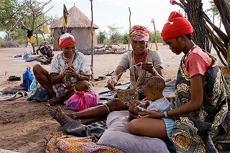 Femmes de la tribu des San, Namibie