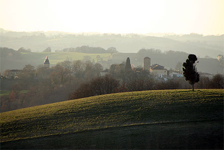 Village gersois dans la brume hivernale