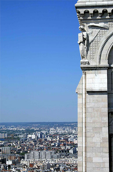 Un ange veille sur la ville