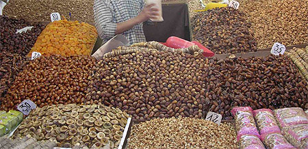 Etal des fruits secs dans le souk de Marrakech
