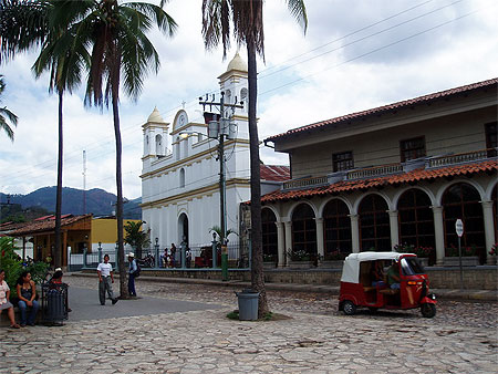 Eglise et tuk tuk