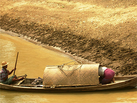 Descente de l'irrawaddy dans le bateau public