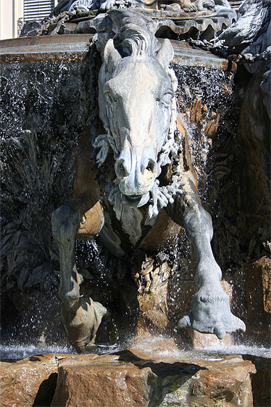 Lyon - Fontaine Bartholdi - Cheval en course
