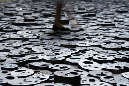 Les visages repr�sentent des disparus que l'on foule