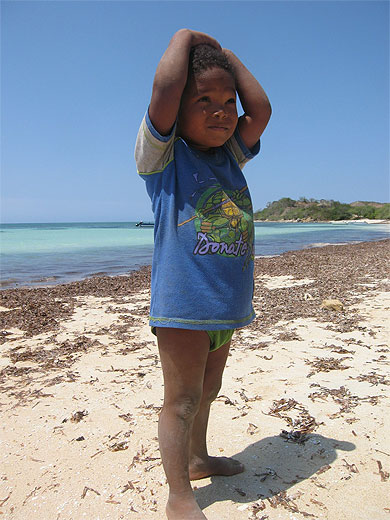Petit gar�on sur la plage de Punta Rusia 
