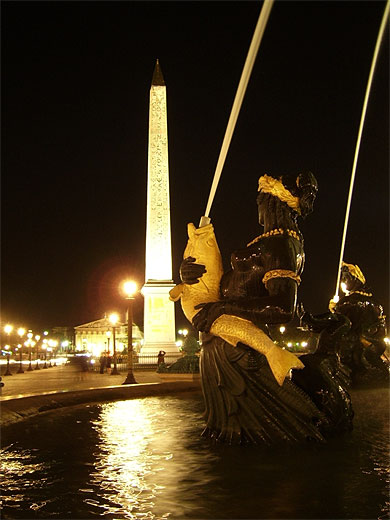 L'Ob�lisque et la fontaine dans la nuit