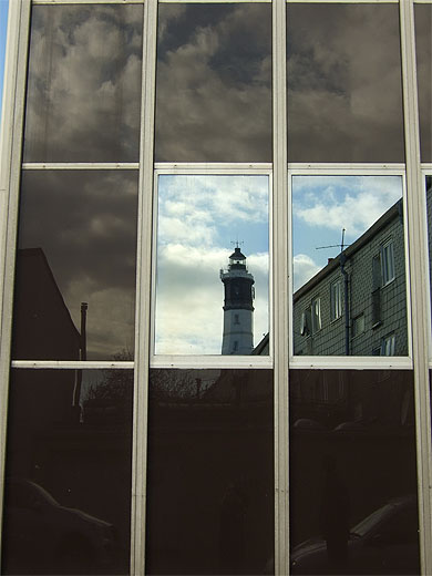Phare de Calais vu dans un immeuble de la ville