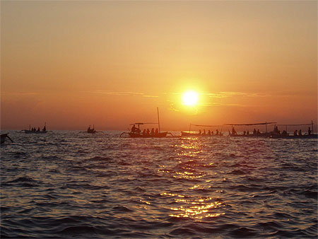 Lever de soleil sur Lovina Beach