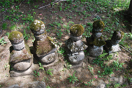 Vieilles tombes shinto