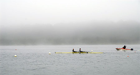 Aviron dans la brume matinale