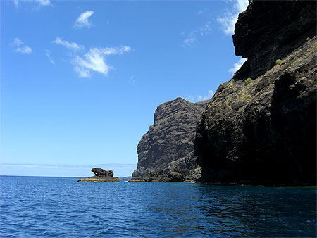 Au large, dans la baie de Masca