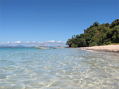 Bateaux sur la plage de Tanikely