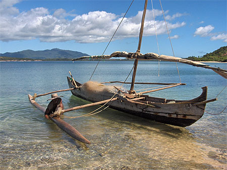P�cheur � pirogue sur une plage aux environs de Nosy Be
