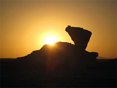 Coucher de soleil dans le d�sert blanc