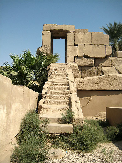 Escalier dans Karnak Temple ...